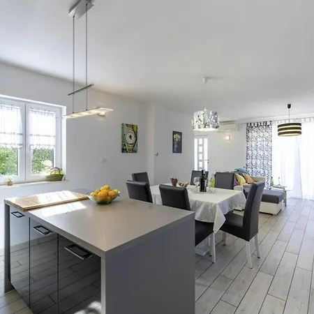 Nora In - Haus Fuer 4 Personen Krsan