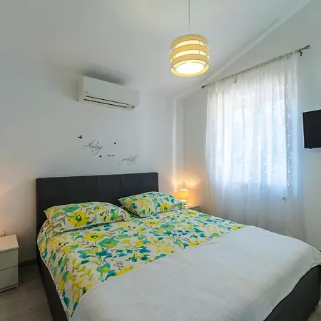 Nora In - Haus Fuer 4 Personen Kršan